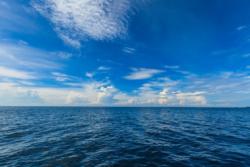Mar en calma bajo un cielo despejado, imagen asociada al miedo al mar o talasofobia